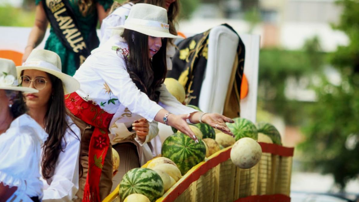 Melones y sandías son las frutas infaltables que arrojan las reinas, sobre todo de Lavalle, durante el Carrusel de la Vendimia. Melones y sandías son las frutas infaltables que arrojan las reinas, sobre todo de Lavalle, durante el Carrusel de la Vendimia.