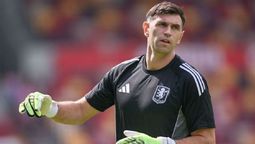 Este domingo el Dibu Martínez realizaba la entrada en calor para el encuentro entre su equipo, Aston Villa contra Nottingham Forest, y sintió una molestia, por lo que no pudo jugar. Este domingo el Dibu Martínez realizaba la entrada en calor para el encuentro entre su equipo, Aston Villa contra Nottingham Forest, y sintió una molestia, por lo que no pudo jugar.