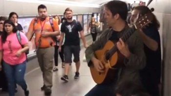 Rodrigo de la Serna improvisó en el subte y tocó con su banda para los pasajeros