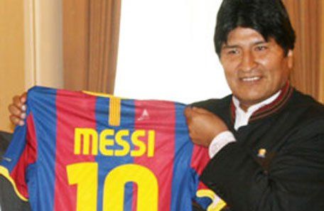 Messi donó una camiseta a Evo para juntar fondos para los damnificados por las inundaciones