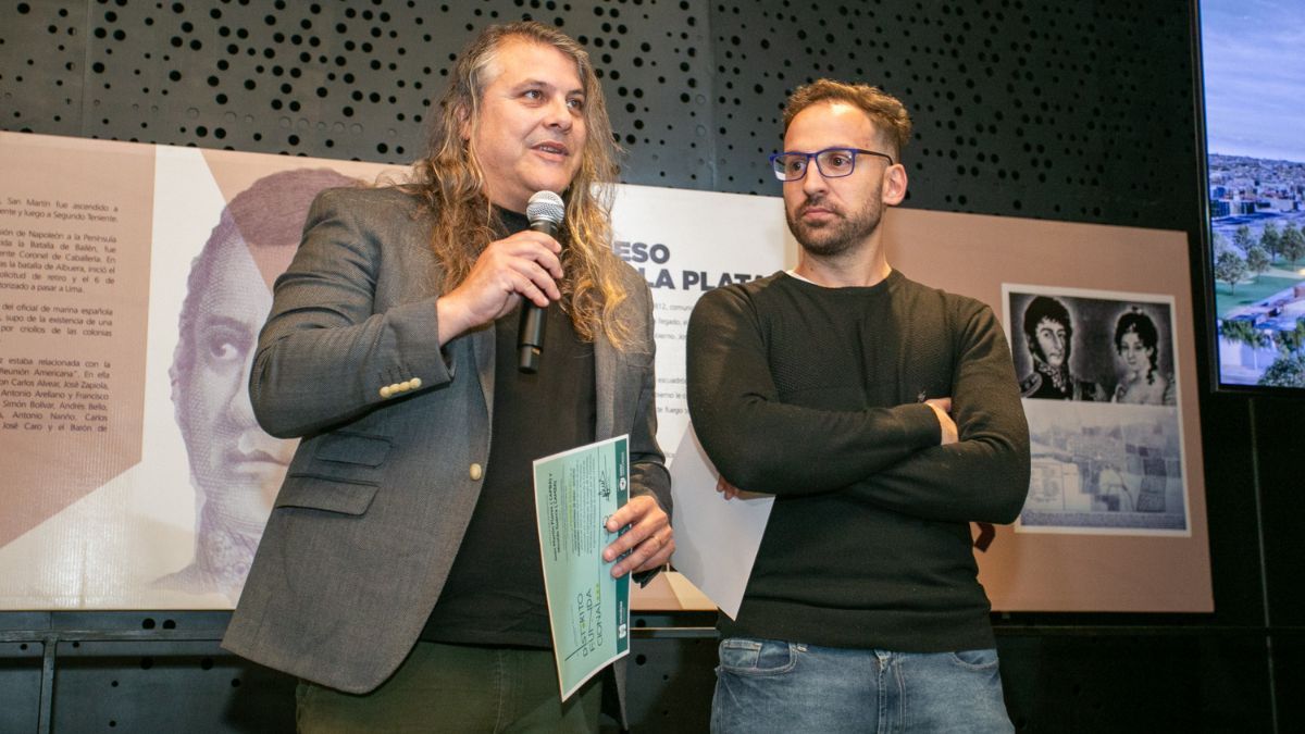 Juan Martín Flores (CAPBA) y Nicolás Guerra (CAMZA) ganadores del concurso arquitectónico Distrito Fundacional. Foto: Ciudad de Mendoza. 