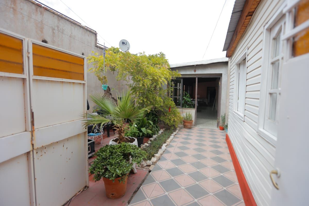 La centenaria casa del recordado músico, en Dorrego, Guaymallén, conserva su estilo colonial en el patio. La centenaria casa del recordado músico, en Dorrego, Guaymallén, conserva su estilo colonial en el patio.