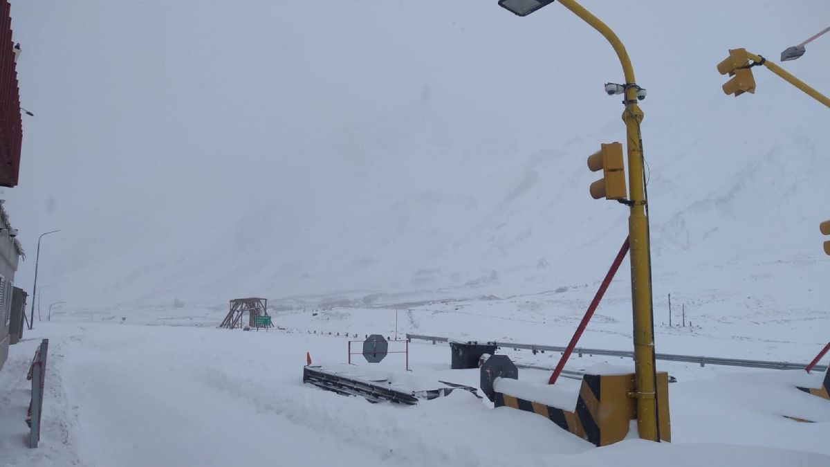 Esta es la postal de la villa fronteriza de Las Cuevas, en el paso a Chile, que este domingo al mediodía continúa cerrado por la acumulación de más de 60cm de nieve, y hielo en Los Caracoles, del lado chileno.