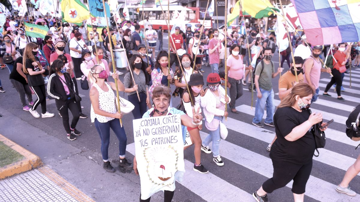 Distintas agrupaciones asociadas al kirchnerismo marcharon por la ciudad de Buenos Aires reclamando a la Corte la libertad de presos considerados políticos.