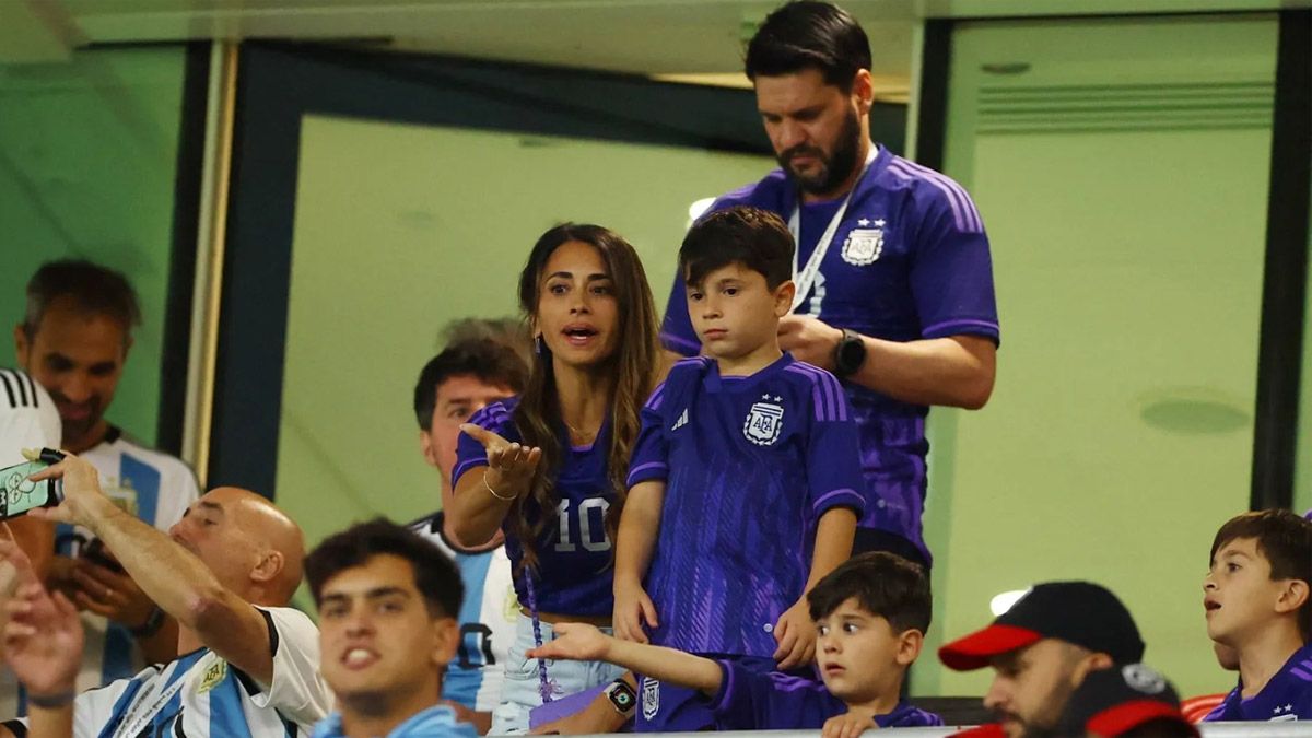 Mateo Messi revoleó un chupetín hacia los hinchas y Antonela Roccuzzo lo retó fuerte.