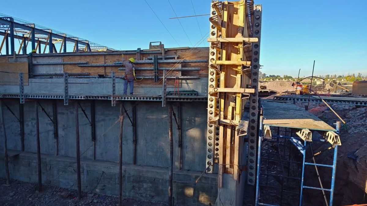 Actualmente, los trabajos se concentran en la etapa más crítica: la cimentación. Actualmente, los trabajos se concentran en la etapa más crítica: la cimentación.