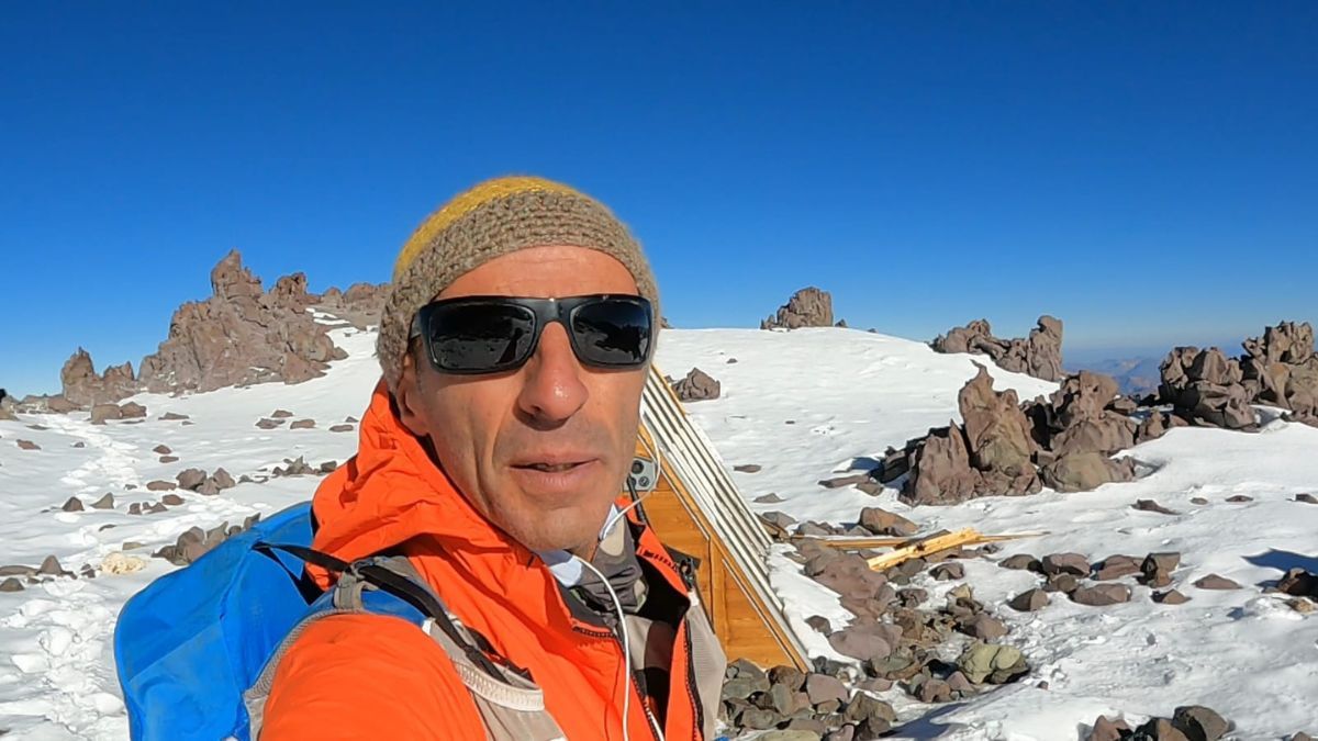 Martín Erroz, geólogo y andinsta, que viajó desde Mendoza a Horcones ida y vuelta en bicicleta. Pero en medio del viaje, subió y bajó el Aconcagua. Todo en un lapso de 54 horas.