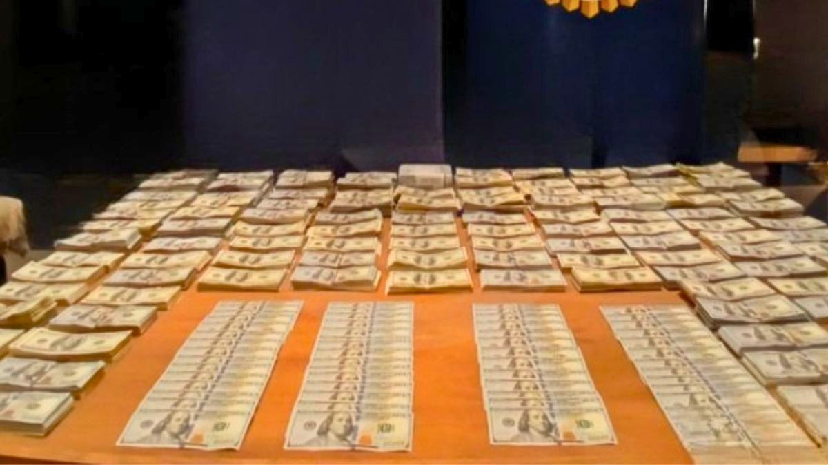 Los dólares encontrados en una valija en un departamento de la Quinta Sección perteneciente al ex funcionario de ARSAT, el mendocino Facundo Leal.