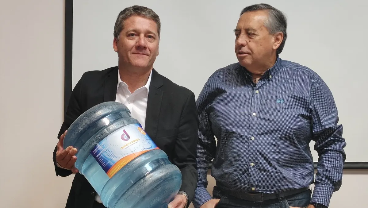 El bidón que mostraron Sergio Marinelli, superintendente de Irrigación, y Gustavo Villegas, presidente del Tribunal Administrativo del organismo. El bidón que mostraron Sergio Marinelli, superintendente de Irrigación, y Gustavo Villegas, presidente del Tribunal Administrativo del organismo.