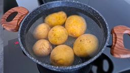 Hierve las papas con un chorrito de vinagre de vino. Hierve las papas con un chorrito de vinagre de vino.