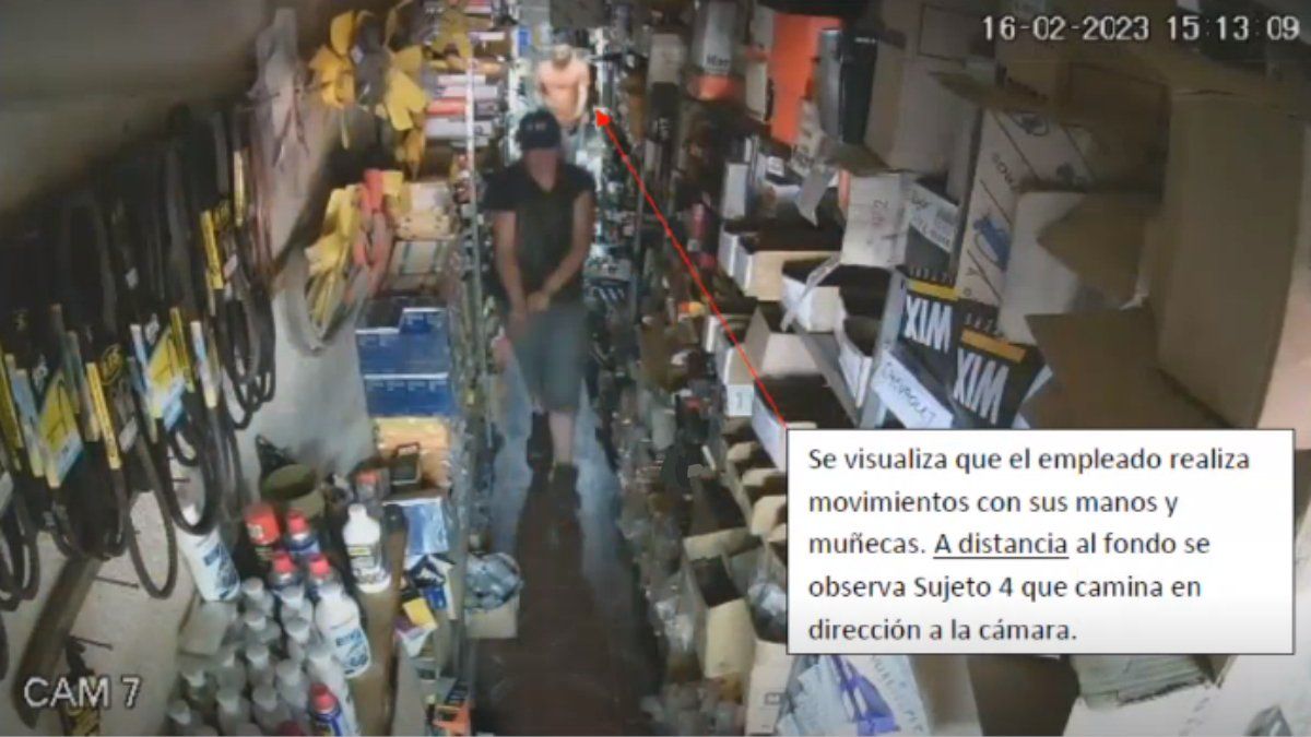 Garro escolta al empleado Quarñolo hasta el fondo, aunque no lo estaba apuntando con su arma y el hombre empieza a sacarse los elementos con los que había sido maniatado, lo que para la Fiscalía es una prueba de su complicidad con los asaltantes.