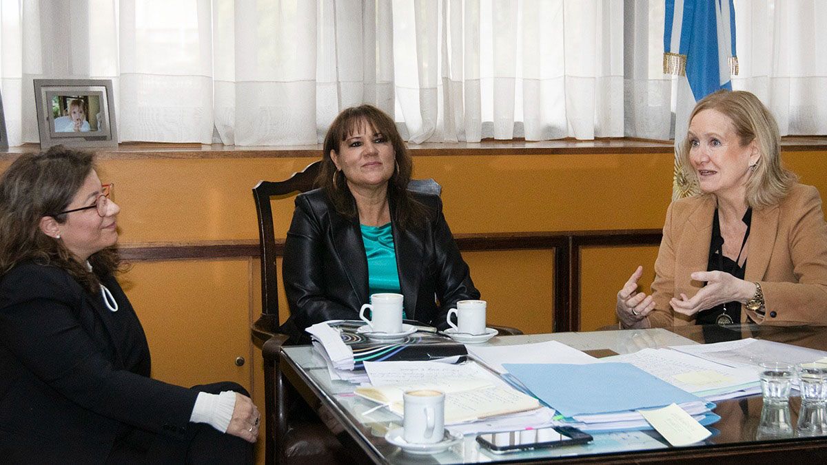 Las juezas Eliana Rattá y Gretel Diamante, de San Juan y San Luis, que integran el Tribunal Oral Federal Nº 2 de Mendoza. A la derecha, María Gloria André, fiscal ante dicho tribunal y subrogante del Nº1. Las juezas Eliana Rattá y Gretel Diamante, de San Juan y San Luis, que integran el Tribunal Oral Federal Nº 2 de Mendoza. A la derecha, María Gloria André, fiscal ante dicho tribunal y subrogante del Nº1.