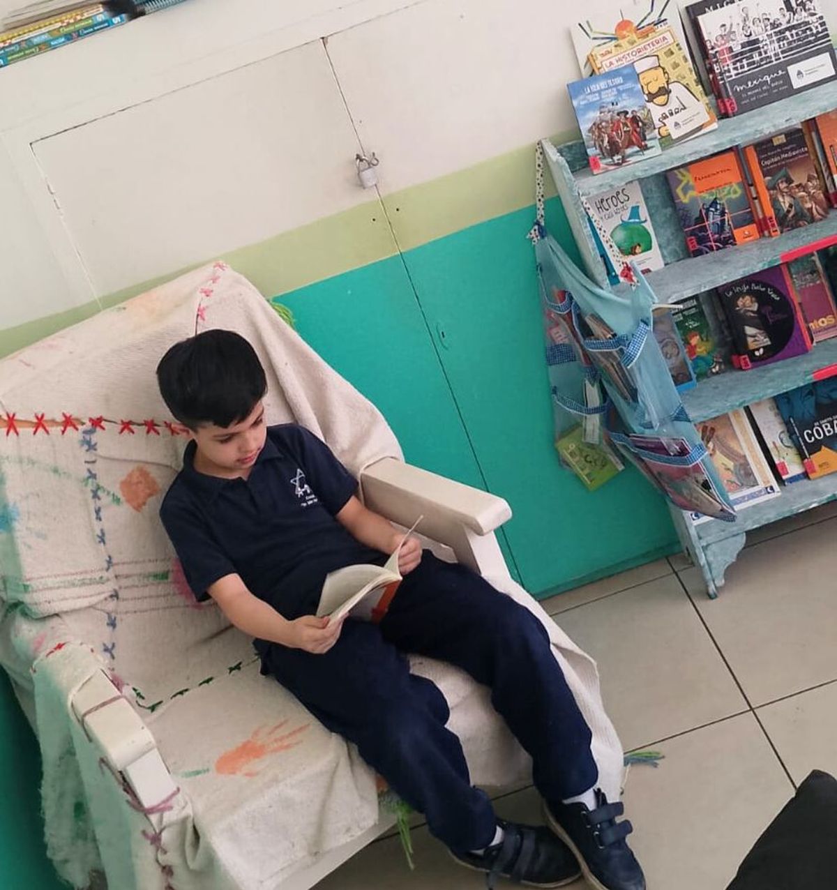 Gino, en la biblioteca de su escuela. Fue reconocido por Fundación Leer. Gino, en la biblioteca de su escuela. Fue reconocido por Fundación Leer.