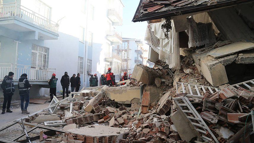 Videos: Al menos 21 muertos y más de 1.000 heridos por el terremoto en Turquía