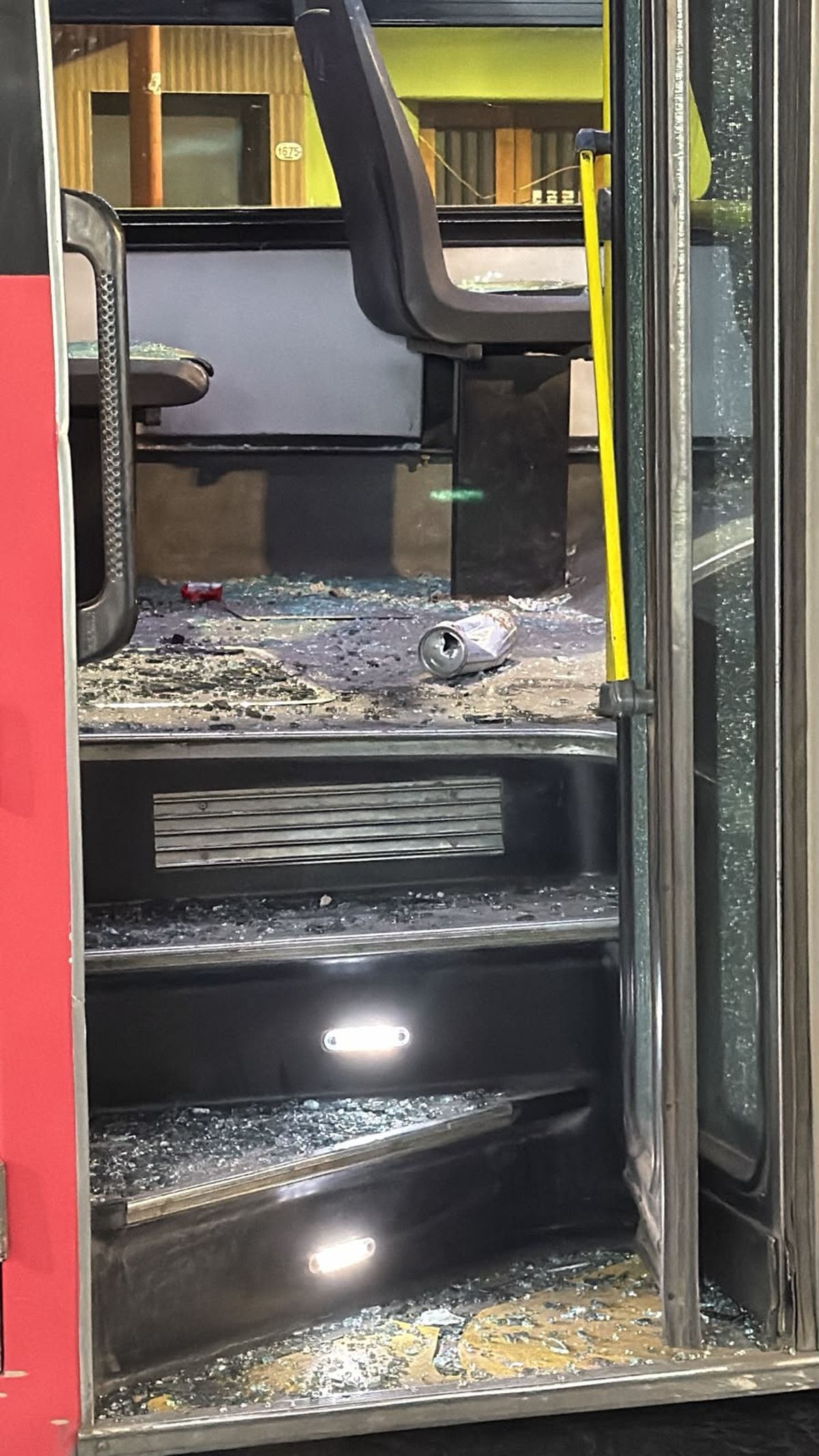 Así de dañado quedó uno de los colectivos durante los festejos por el pase de la Selección a la final del Mundial. Así de dañado quedó uno de los colectivos durante los festejos por el pase de la Selección a la final del Mundial.