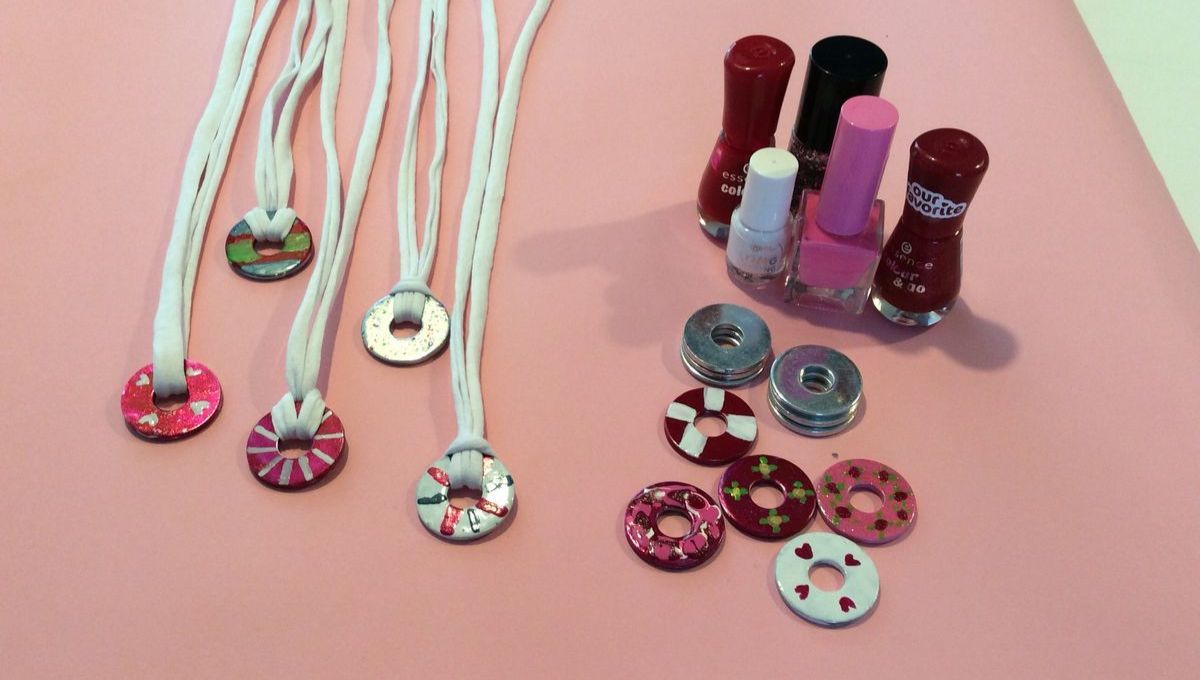 Puedes pintar las arandelas con acrílico o con esmalte de colores. Puedes pintar las arandelas con acrílico o con esmalte de colores. 