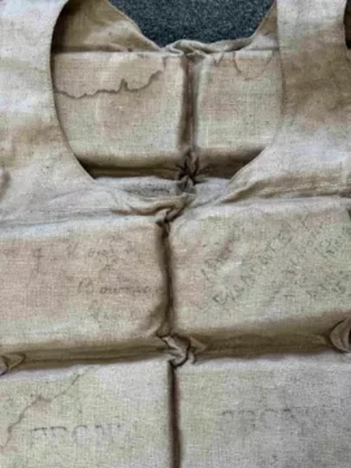 Las firmas plasmadas sobre la tela del salvavidas transforman este objeto de seguridad en un documento humano &uacute;nico, un testimonio directo de quienes evitaron la muerte en el Atl&aacute;ntico y que hoy justifica el pago de una fortuna en d&oacute;lares durante la &uacute;ltima subasta de piezas originales vinculadas a la historia del legendario transatl&aacute;ntico.