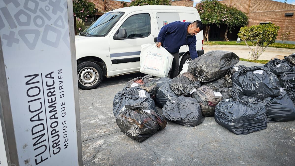Doscientas familias mendocinas de Guaymallén y Mendoza se vieron beneficiadas con la indumentaria y ropa de cama reunida por la Fundación Grupo América. Doscientas familias mendocinas de Guaymallén y Mendoza se vieron beneficiadas con la indumentaria y ropa de cama reunida por la Fundación Grupo América.