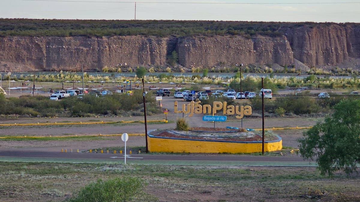 Luján Playa Bajada al Río se ubica sobre la Ruta 52, camino a Cacheuta, y está abierta al público de lunes a lunes, de 9 a 21. Luján Playa Bajada al Río se ubica sobre la Ruta 52, camino a Cacheuta, y está abierta al público de lunes a lunes, de 9 a 21.