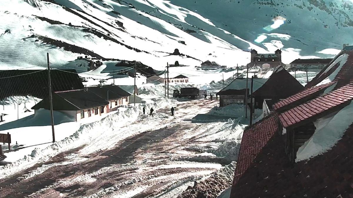 La cámara del Grupo América mostraba el paisaje de este lunes en Las Cuevas, la que está cubierta de nieve.