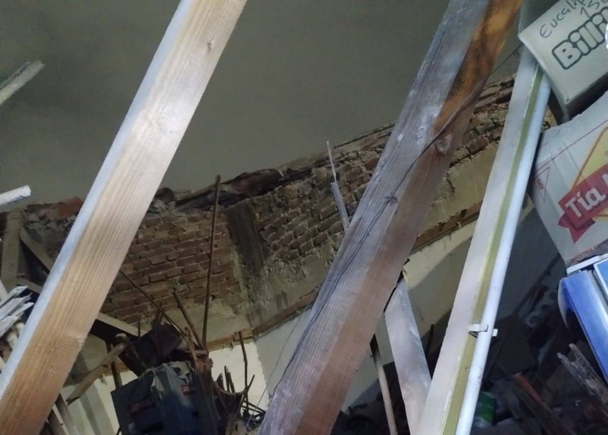 La estructura cedi&oacute; a consecuencia de la tormenta. El derrumbe se produjo en Paso de Los Andes y Paraguay de Godoy Cruz.