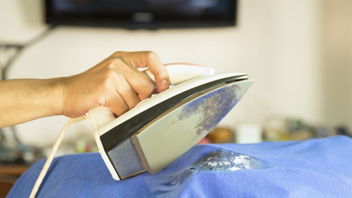 Trucos caseros. Planchar con una plancha quemada puede arruinar la ropa para siempre.