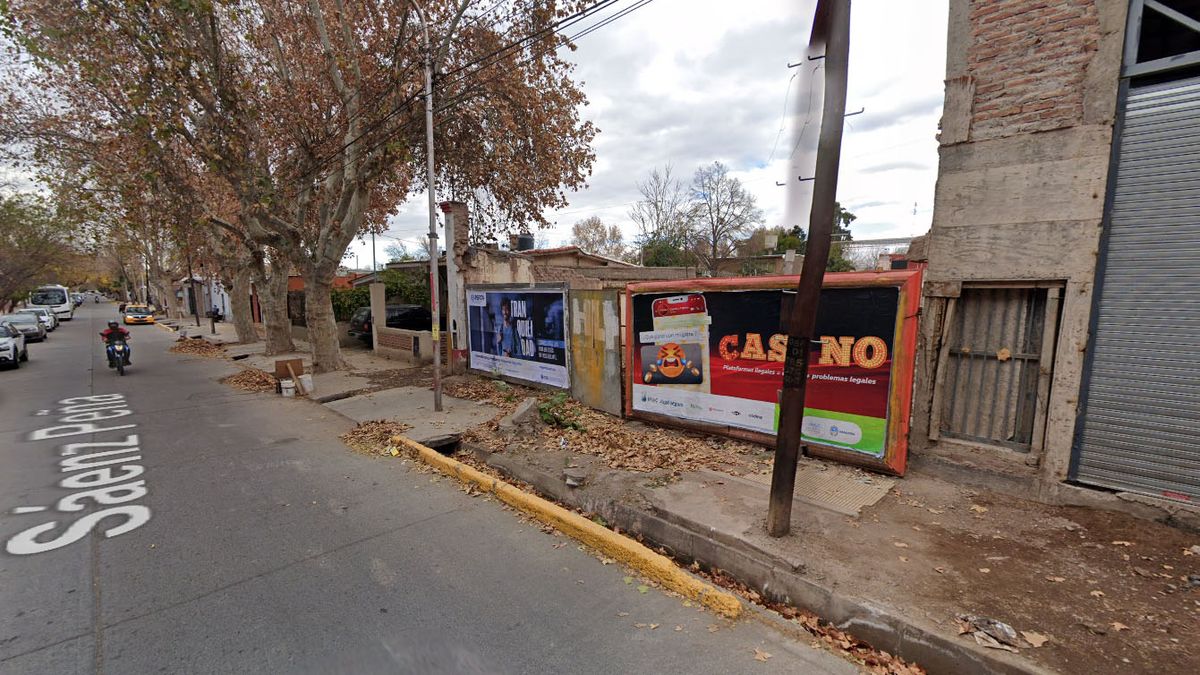 Fue con el uso de una retroexcavadora para sacar las raíces que tocaron un caño de gas. Fue con el uso de una retroexcavadora para sacar las raíces que tocaron un caño de gas.