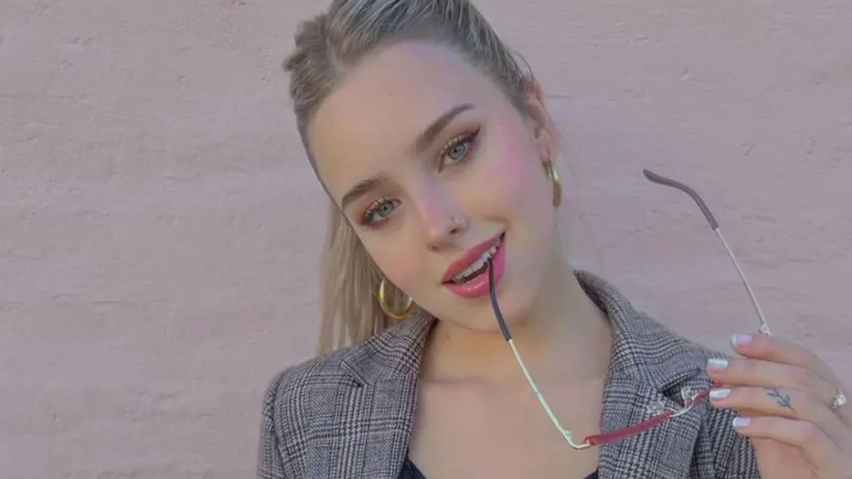 Coti Romero sorprende con look colegiala y causa sensación