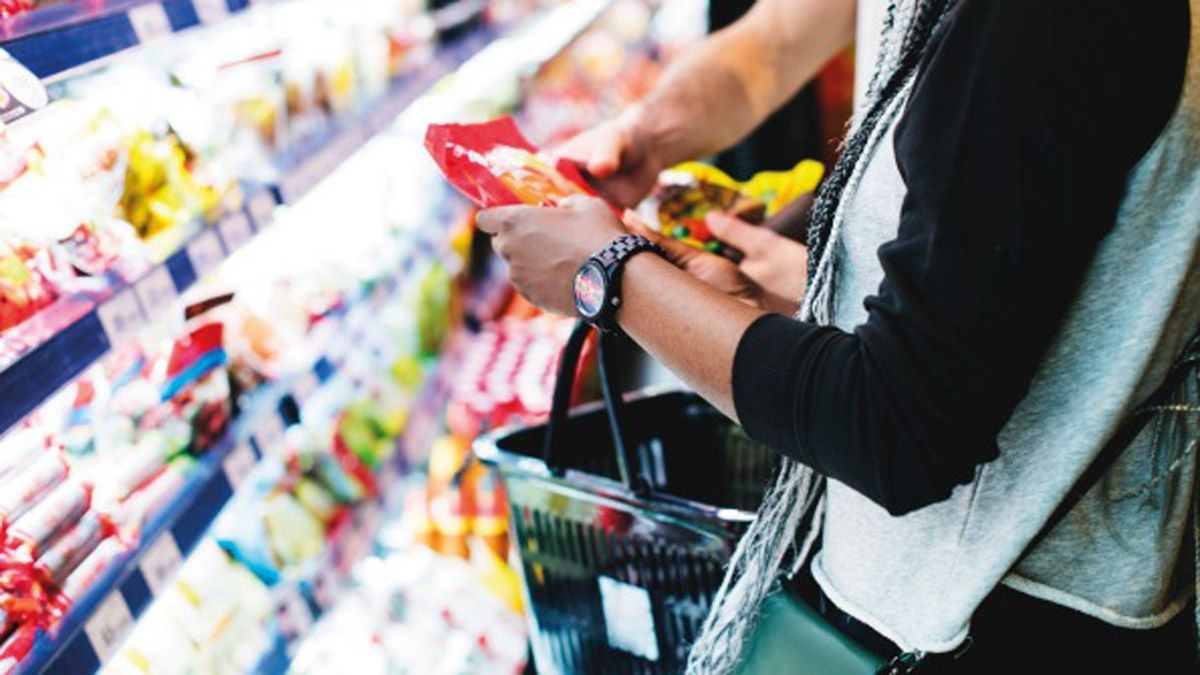 Cada día que un mendocino sale a hacer compras nota los aumentos en la canasta básica.