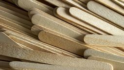 Paso a paso para convertir los palitos de helado en adornos de Navidad Paso a paso para convertir los palitos de helado en adornos de Navidad