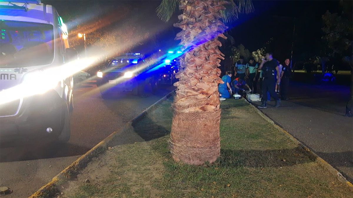 Los médicos intentaron reanimar al joven de 23 años, pero confirmaron su muerte luego de caer de su moto en el parque Metropolitano, en Maipú.