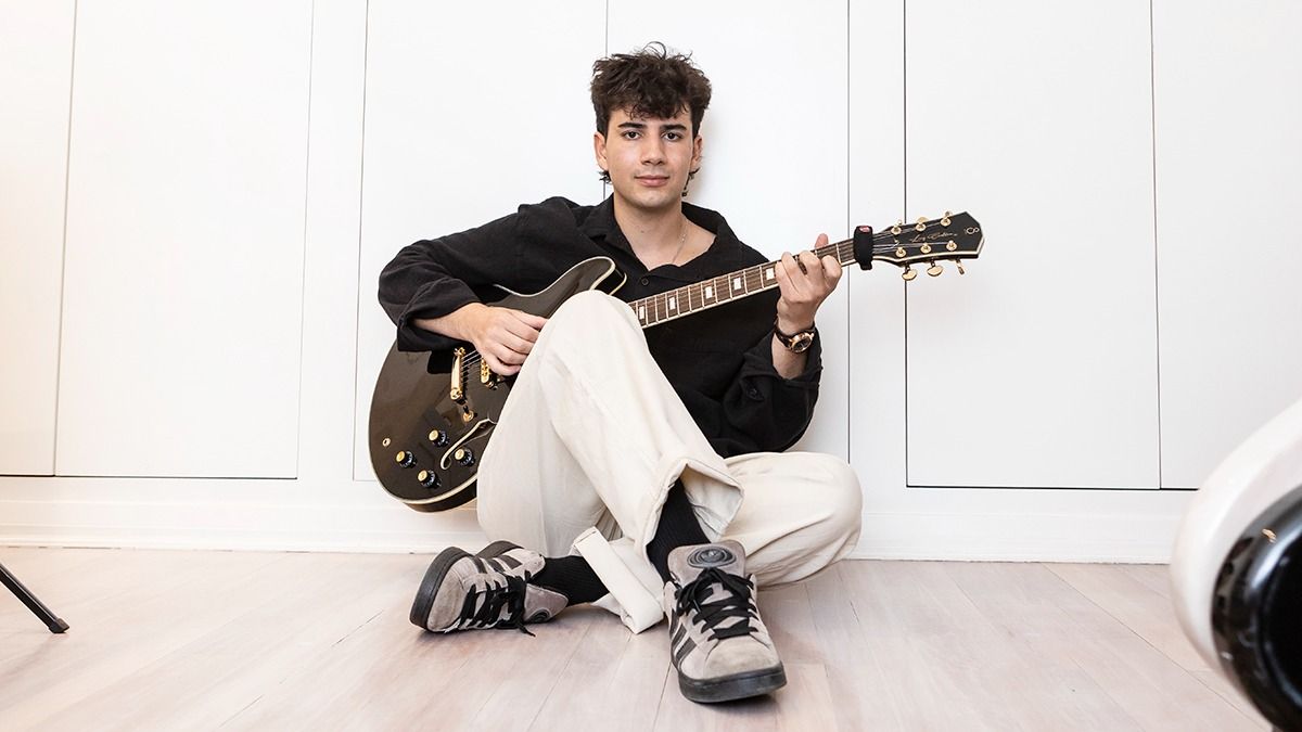 Milo confiesa que no quiere vivir de su música sino que quiere vivir como músico. Milo confiesa que no quiere vivir de su música sino que quiere vivir como músico.