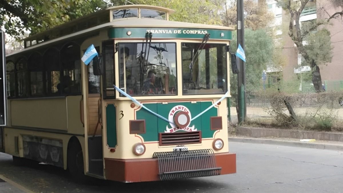 El tranvía de compras recorría las calles más céntricas de Mendoza y era muy sencillo de ubicar para los turistas.