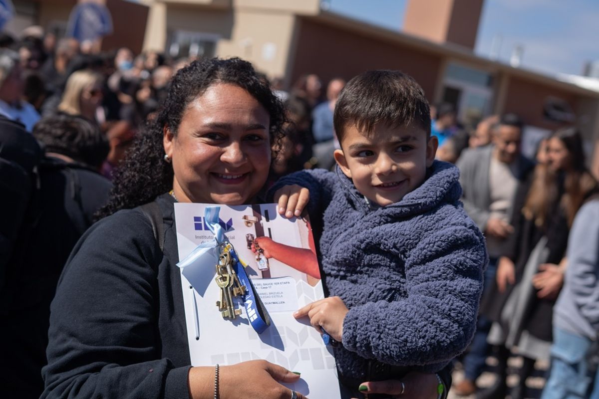 El IPV entregó en Guaymallén uno de los barrios más grandes de la última década. El IPV entregó en Guaymallén uno de los barrios más grandes de la última década.