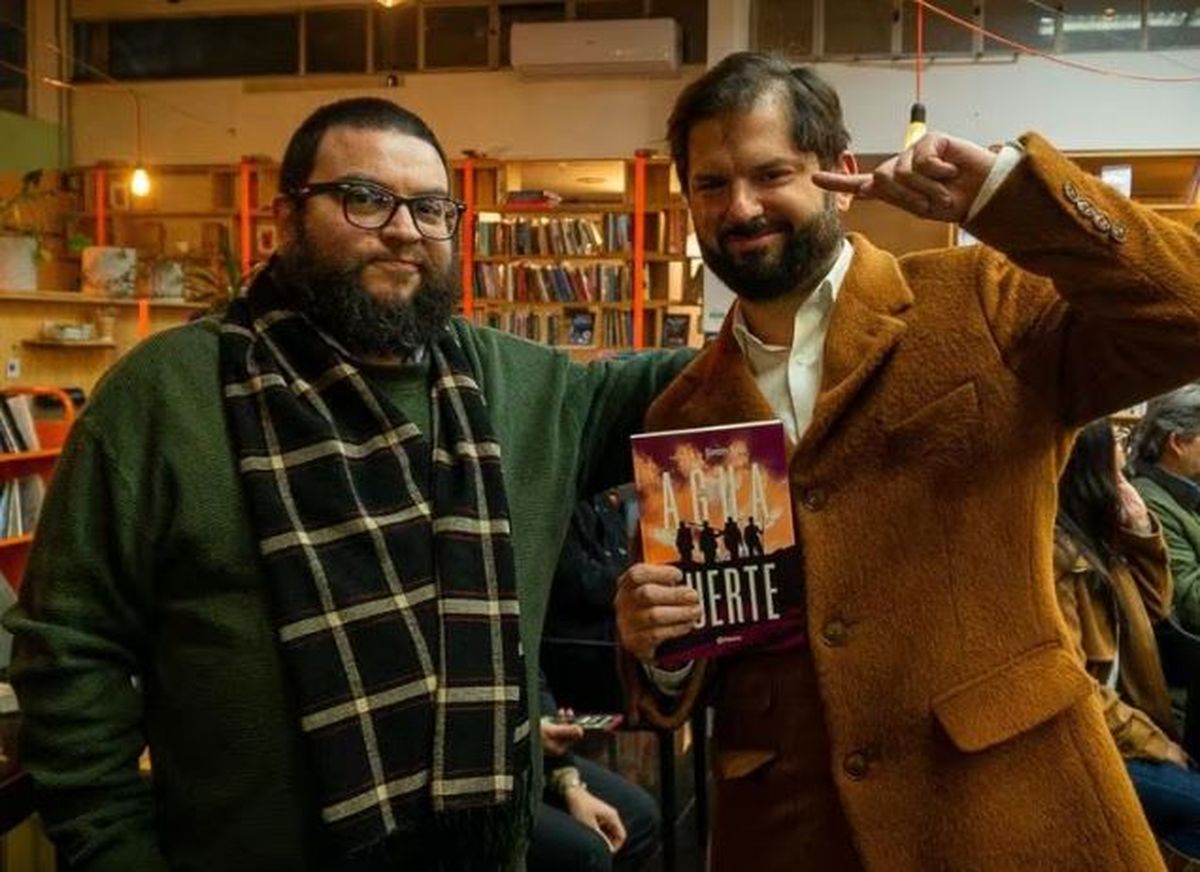 El presidente de Chile, Gabriel Boric, en la presentación de Aguafuerte con el escritor Simón. El presidente de Chile, Gabriel Boric, en la presentación de Aguafuerte con el escritor Simón.