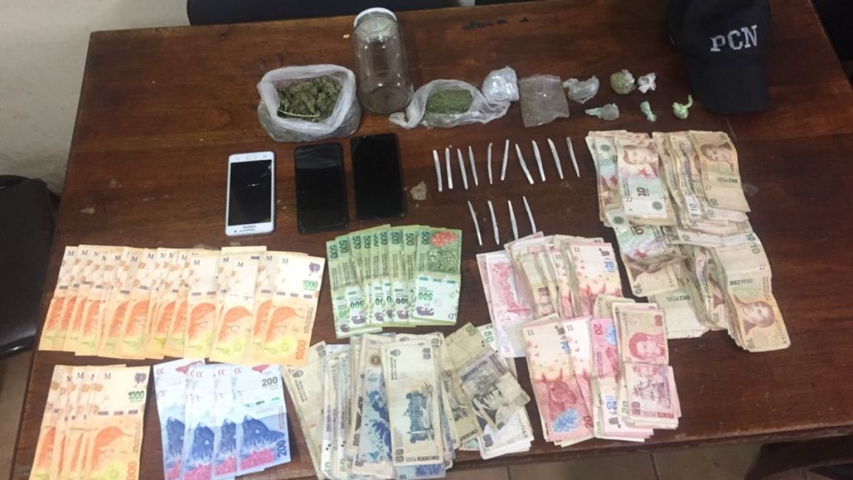 La inseguridad en Mendoza y la droga van de la mano, y la policía local, junto a la justicia federal lograron dar un importante golpe al narcomenudeo, allanando cuatro puestos de venta -kiosquitos- en el Gran Mendoza.