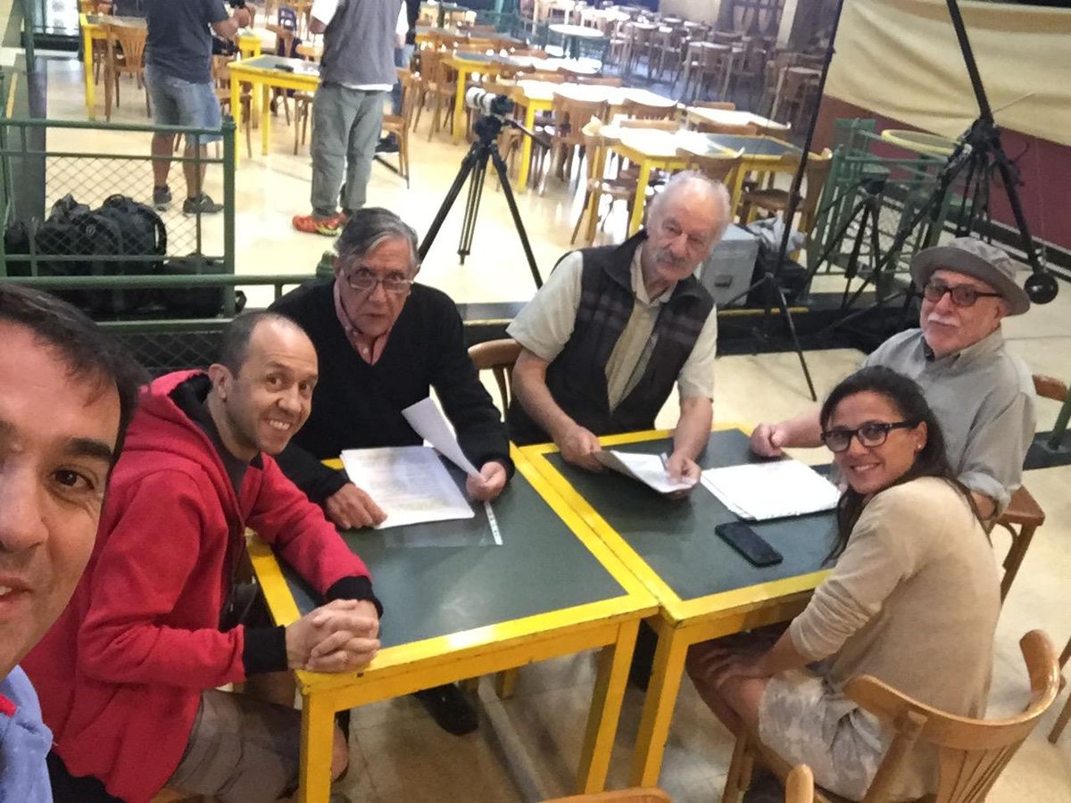 En sus vendimias, Fuertes y Moreno suelen reunir a figuras del género. Aquí, en un ensayo de guion con Aníbal Villa, Jorge Sosa, el Flaco Suárez y Rafael Rodríguez. En sus vendimias, Fuertes y Moreno suelen reunir a figuras del género. Aquí, en un ensayo de guion con Aníbal Villa, Jorge Sosa, el Flaco Suárez y Rafael Rodríguez.