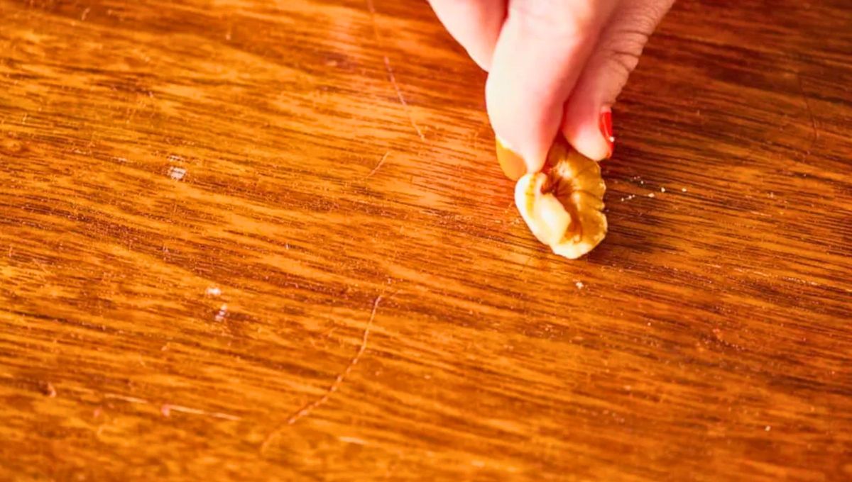 Gracias a la textura de la nuez, este truco es real y efectivo: tus muebles quedarán como recién comprados. Gracias a la textura de la nuez, este truco es real y efectivo: tus muebles quedarán como recién comprados.