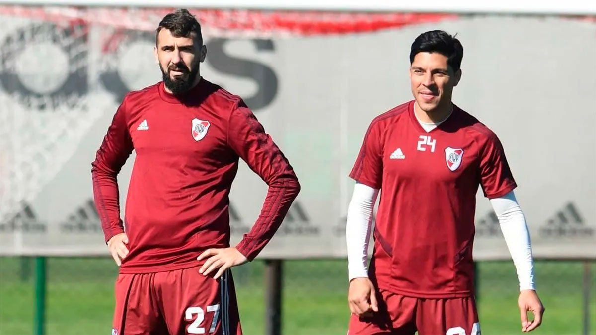 Enzo Pérez ocupó un lugar en la zaga central junto a Pinola.