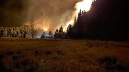 Más de 10 mil hectáreas fueron arrasadas por un inmenso incendio en El Bolsón, provincia de Río Negro, y amenazaba con cruzar la frontera hacia Chubut. 