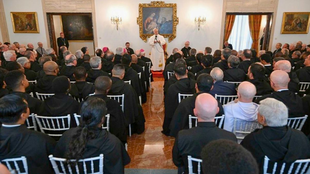 El papa León XIV se reunió con clérigos en Madrid. El papa León XIV se reunió con clérigos en Madrid.