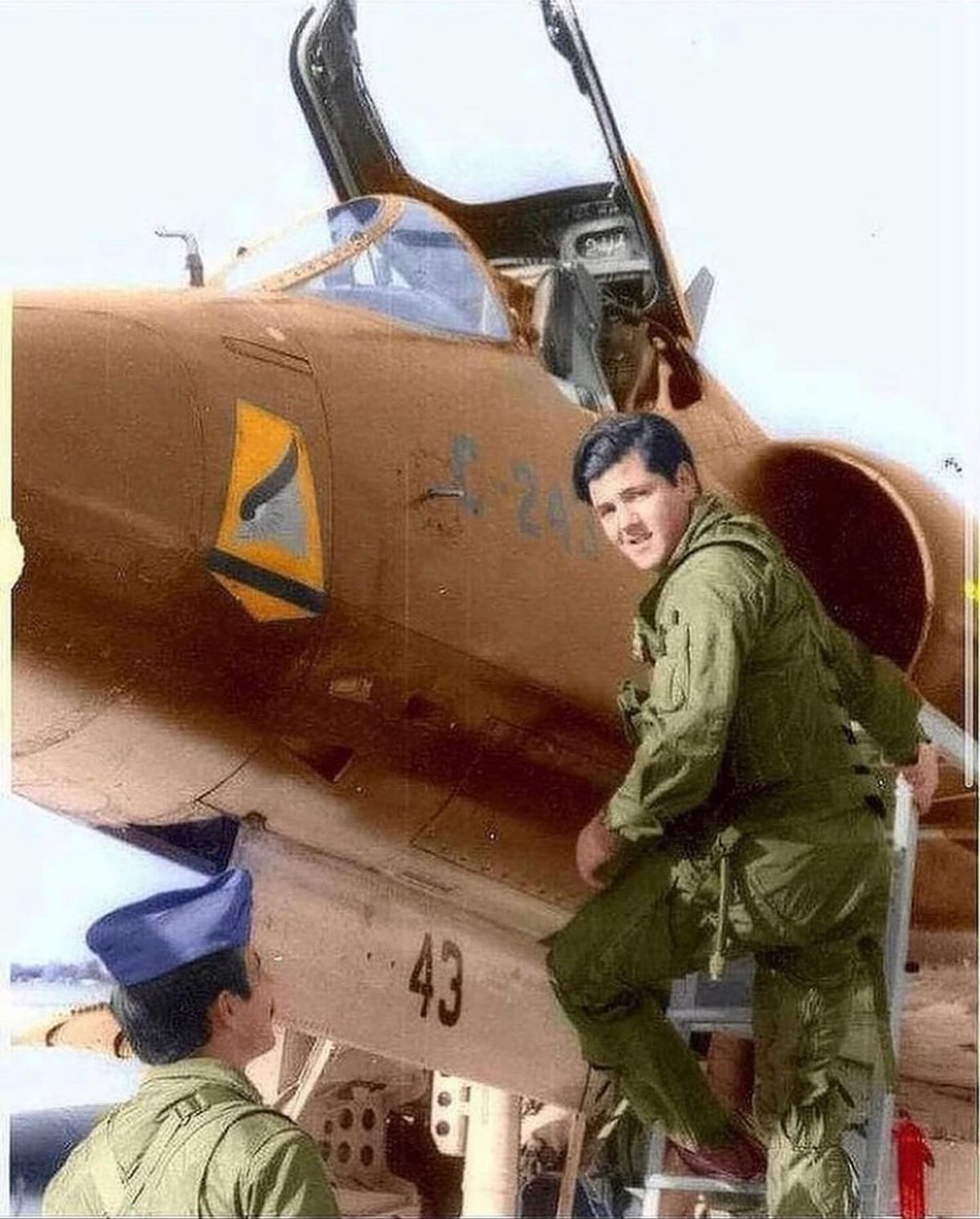 José Vázquez subiendo a un Douglas A-4 Skyhawk. José Vázquez subiendo a un Douglas A-4 Skyhawk.
