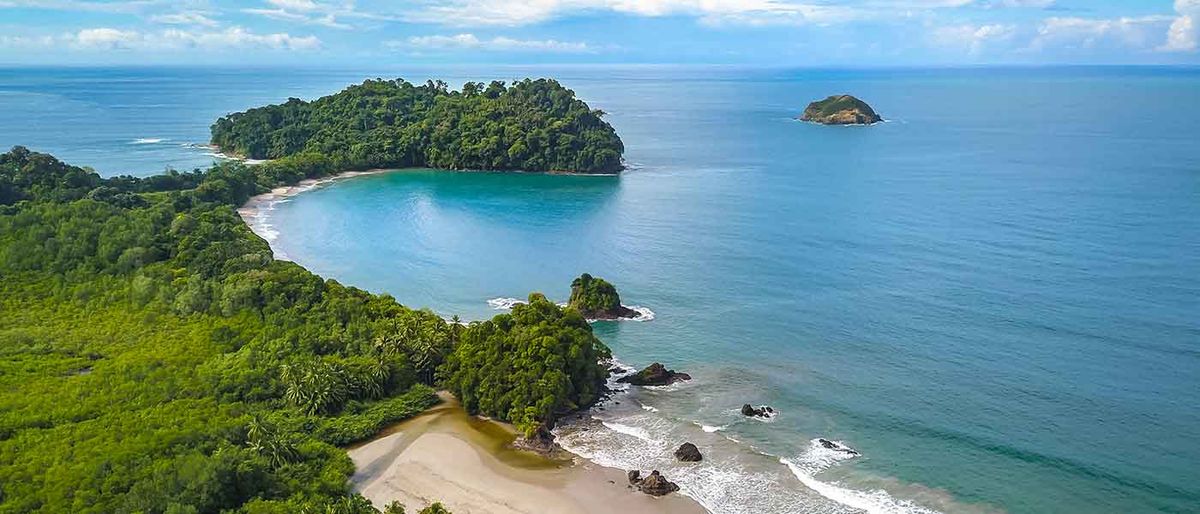 Es una de las mejores playas de Costa Rica, tiene arena blanca, una cortina selvática y monos capuchinos