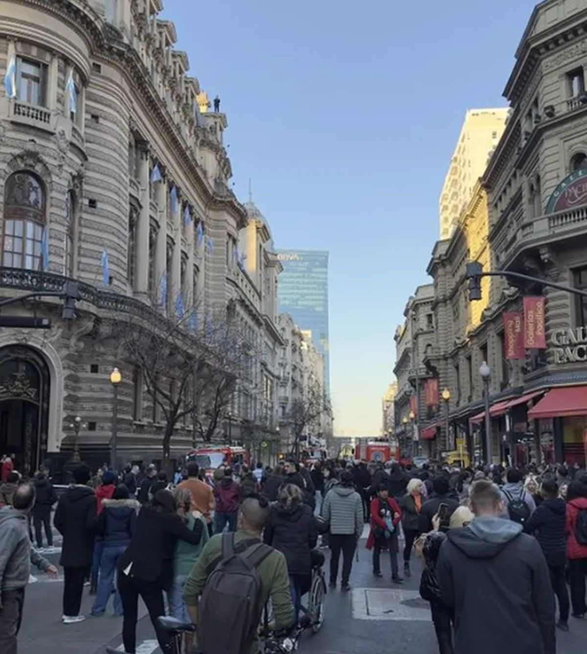 Cientos de personas de juntaron en cercanías del Centro Naval, en Córdoba y Florida, para ver lo sucedido Cientos de personas de juntaron en cercanías del Centro Naval, en Córdoba y Florida, para ver lo sucedido