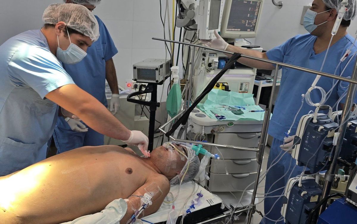 El equipo que lidera Claudio Burgos trabajando con el paciente durante la operación. El equipo que lidera Claudio Burgos trabajando con el paciente durante la operación.