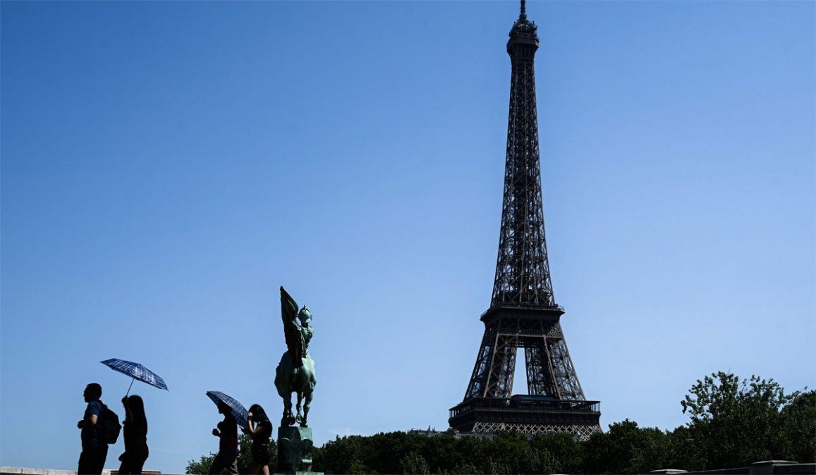 La Torre Eiffel fue evacuada por una alerta de bomba