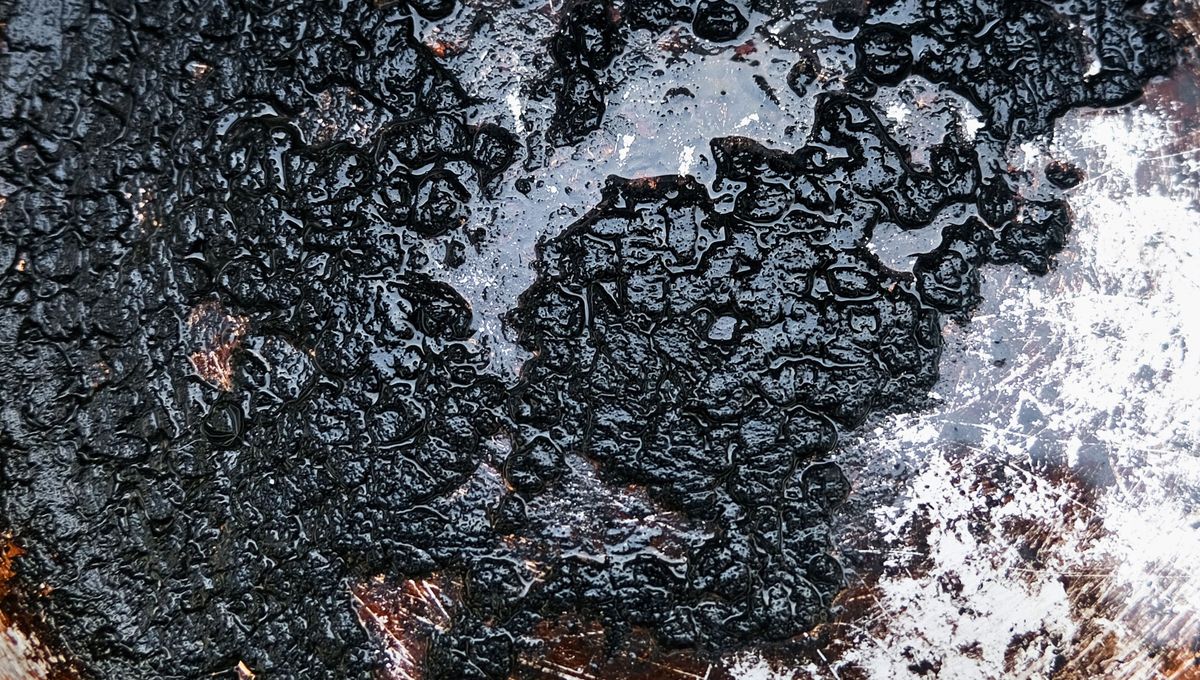 Esta capa de comida no es peligrosa, pero sí puede dañar la sartén o alterar el sabor de la comida si se desprende. Esta capa de comida no es peligrosa, pero sí puede dañar la sartén o alterar el sabor de la comida si se desprende. 