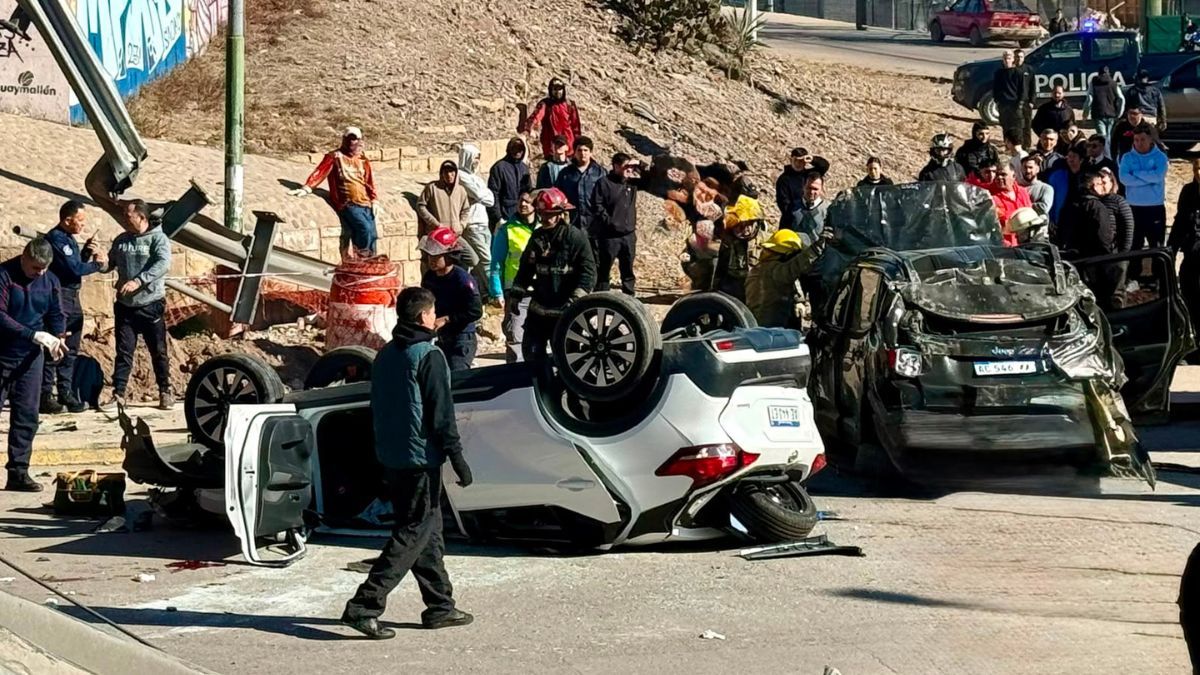 )El gravísimo accidente ocurrió a las 11.30 a la altura de Alberdi, frente a la Terminal de Ómnibus de Mendoza. Foto: Gentileza Pablo González (@studioandes_pg)