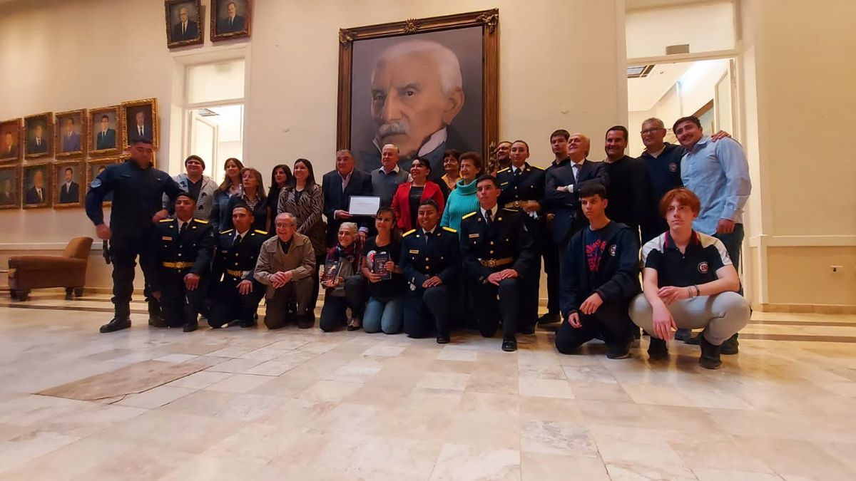 El libro Desde la Trinchera... fue declarado de interés legislativo. Allí estuvieron representantes del deporte, de la cultura y también alumnos del Instituto Universitario de Seguridad Pública.
