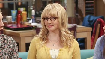 Con 44 años, así se ve hoy la actriz que hizo de Bernadette en The Big Bang Theory